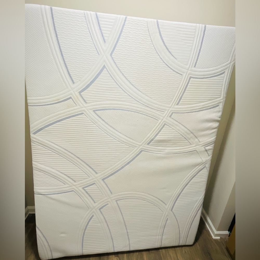 Serta SleepToGo 12" Gel Memory Foam Luxury Queen
Mattress